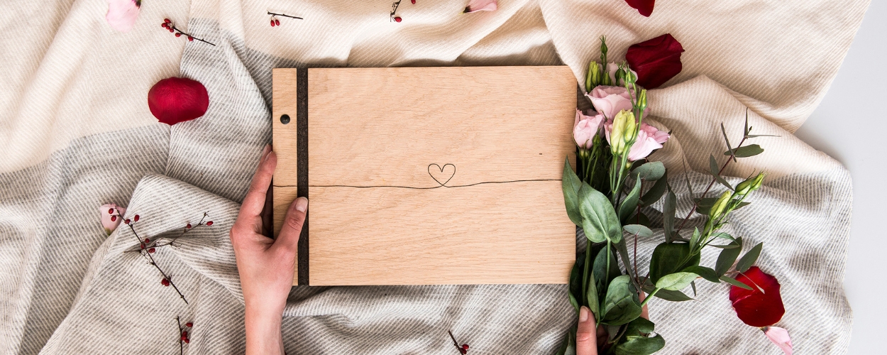 darcek_valentin_drevene_fotoalbum_srdce_dubu